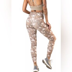 Balance Athletica Vitality Camo Leggings Size Small